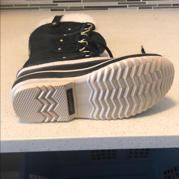 Sorel boots. Size 8 like new worn 2 times - Picture 3 of 4